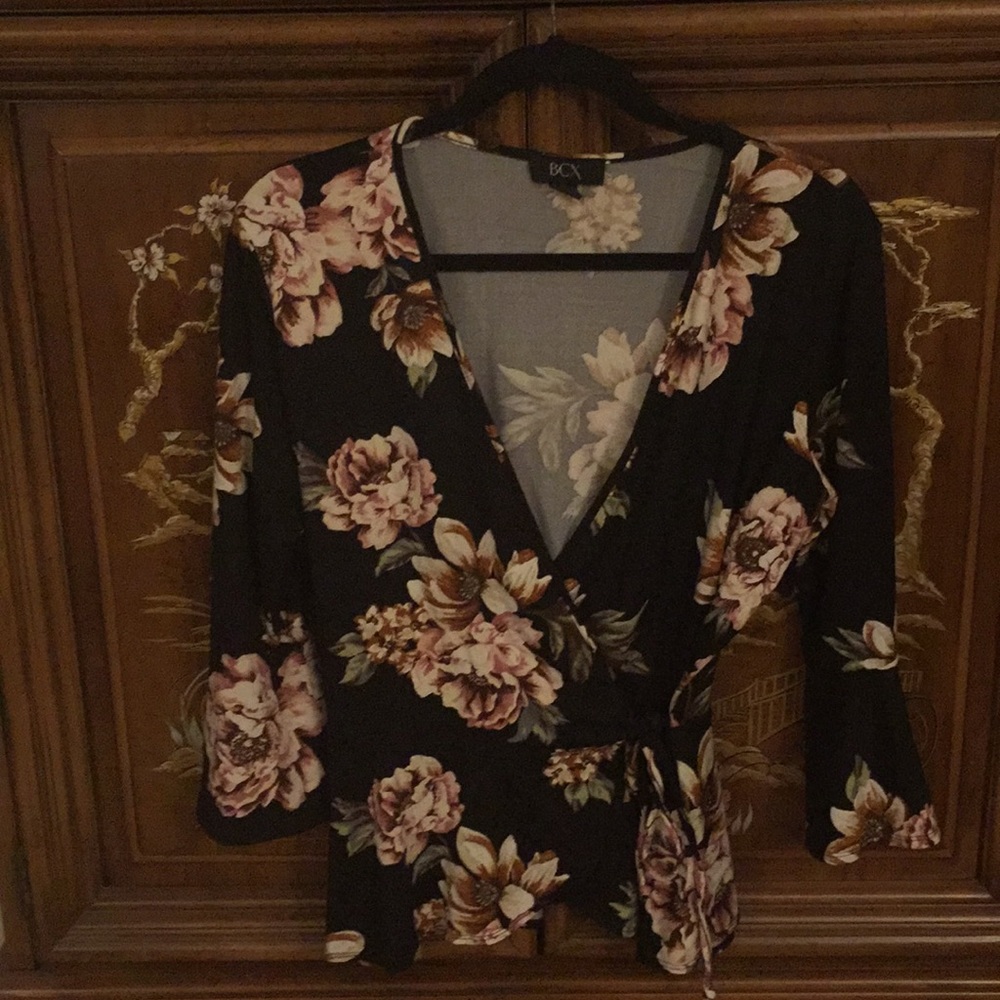 Adorable faux wrap bell sleeve top ☮️ xl